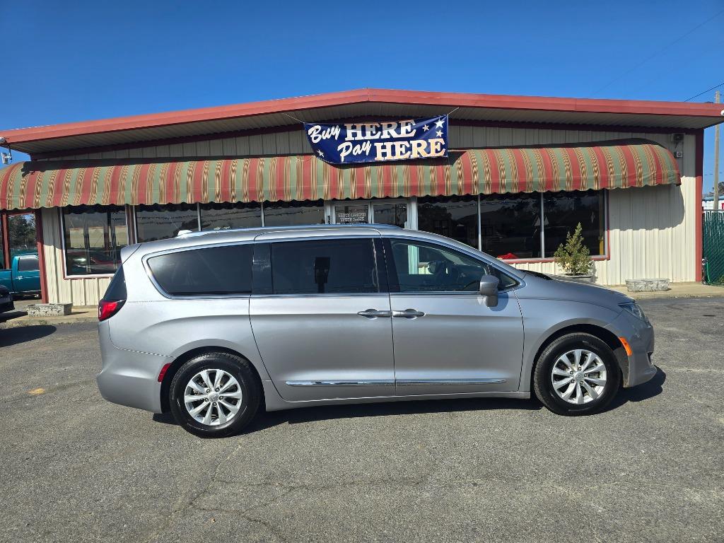 2018 Chrysler Pacifica Touring L's photo