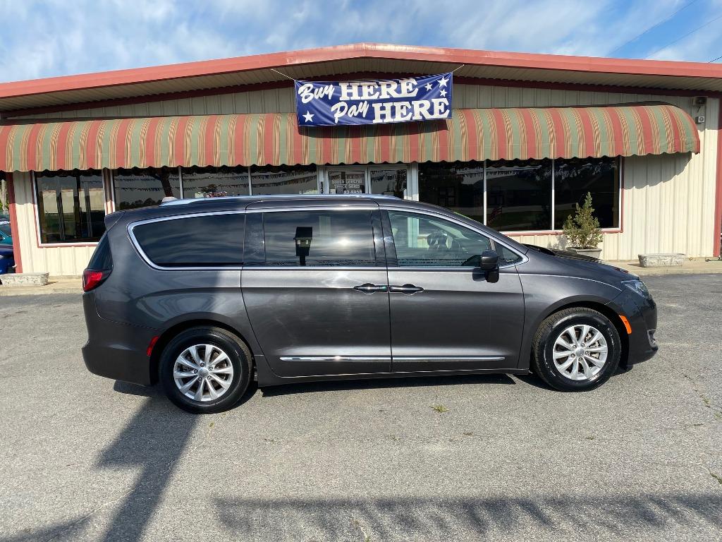 2018 Chrysler Pacifica Touring L's photo